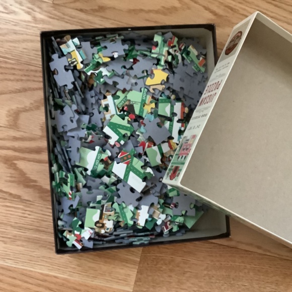 Classic Christmas Movie Map Puzzle- 500 piece - Picture 3 of 5